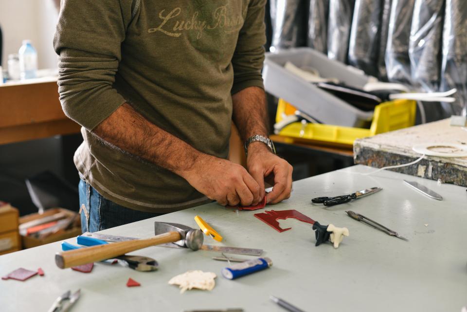 Artisan bricoleur au travail à Châlons-en-Champagne